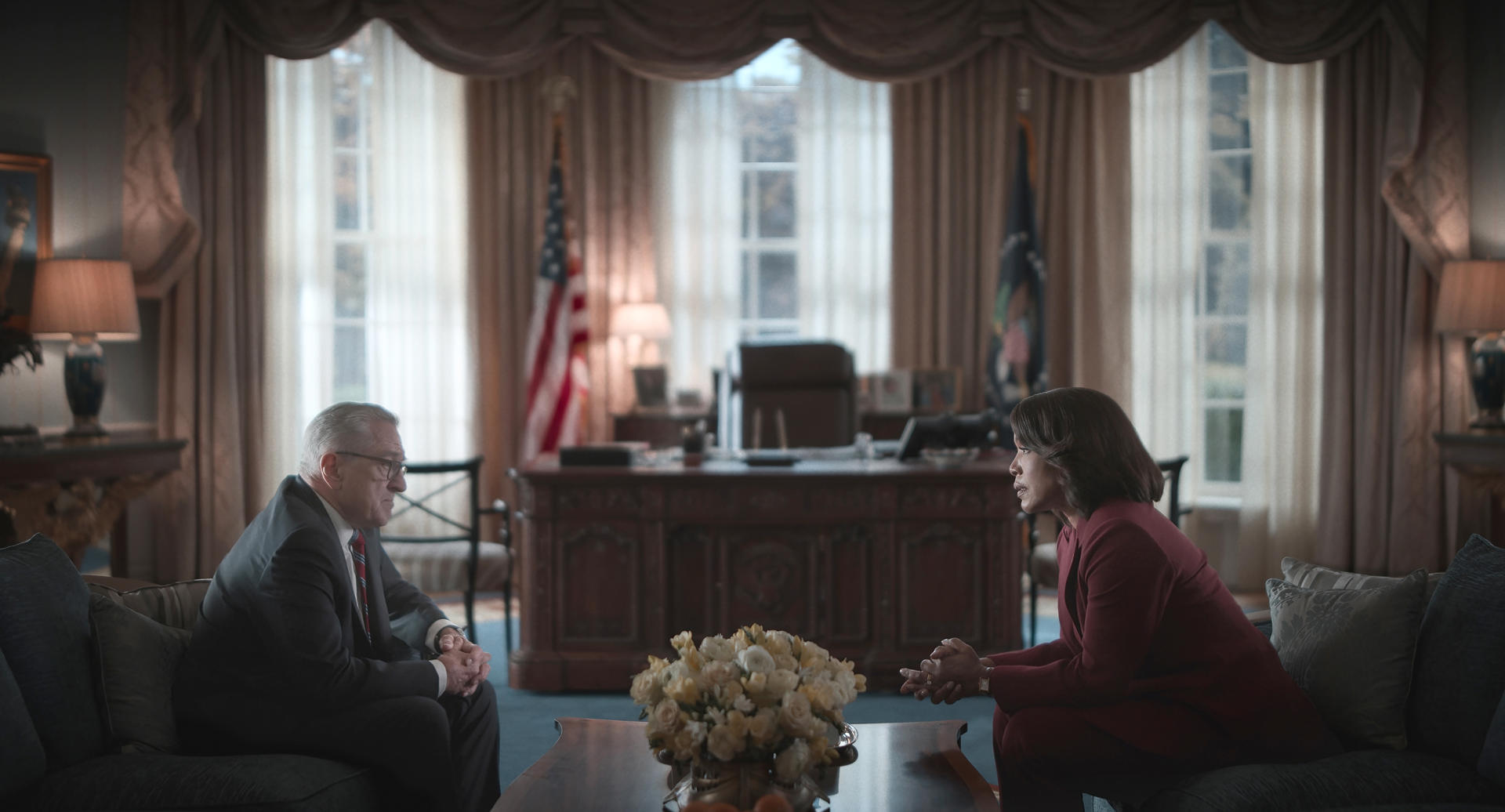 Fotografía cedida por Netflix donde aparecen Robert De Niro como George Mullen y Angela Bassett como la presidenta Mitchell, durante la escena de un capítulo de la miniserie 'Zero Day'. EFE/Netflix /SOLO USO EDITORIAL /NO VENTAS /SOLO DISPONIBLE PARA ILUSTRAR LA NOTICIA QUE ACOMPAÑA /CRÉDITO OBLIGATORIO
