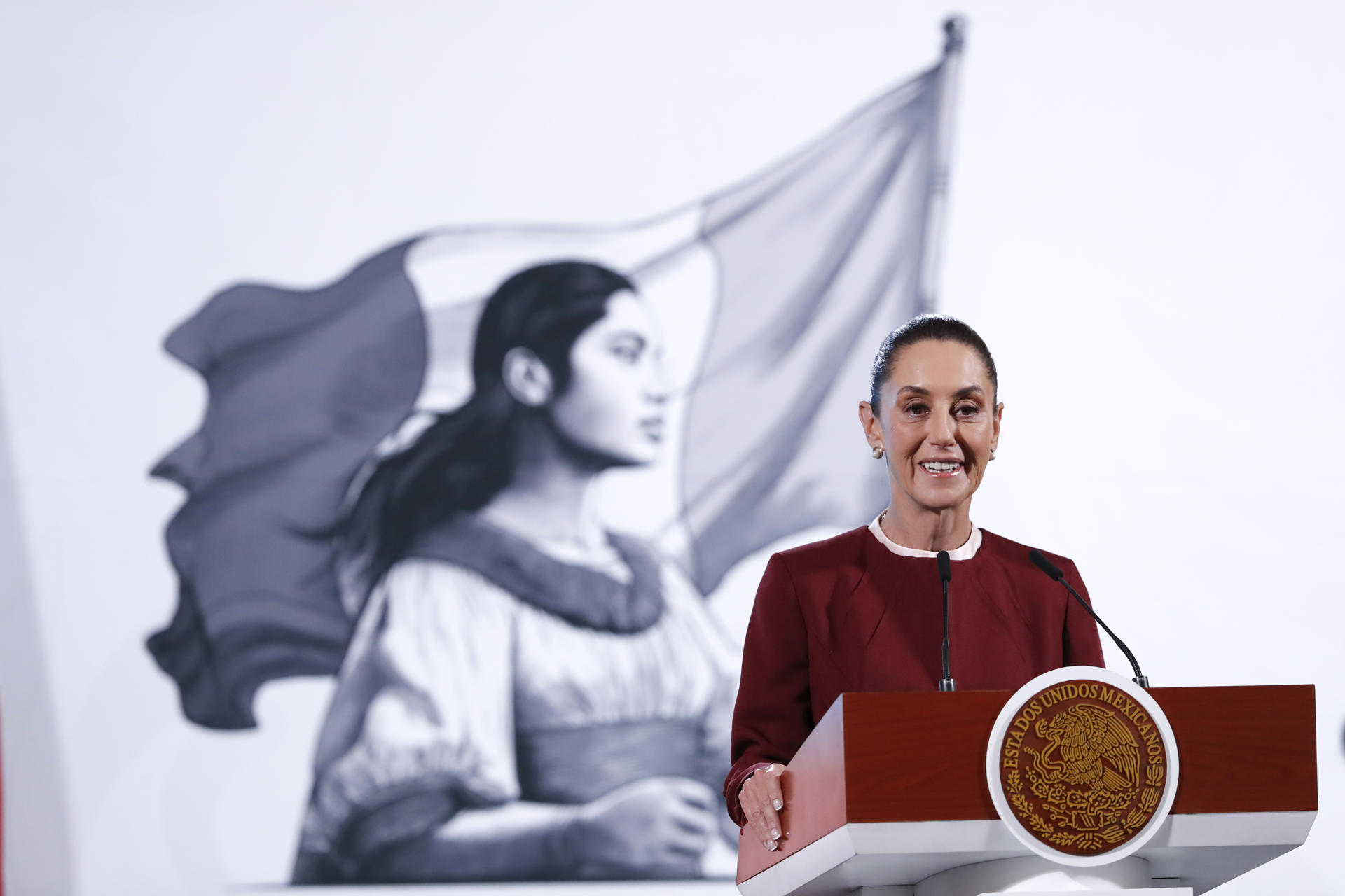 La presidenta de México, Claudia Sheinbaum, habla durante una rueda de prensa este jueves, en el Palacio Nacional en Ciudad de México (México). EFE/ Mario Guzmán
