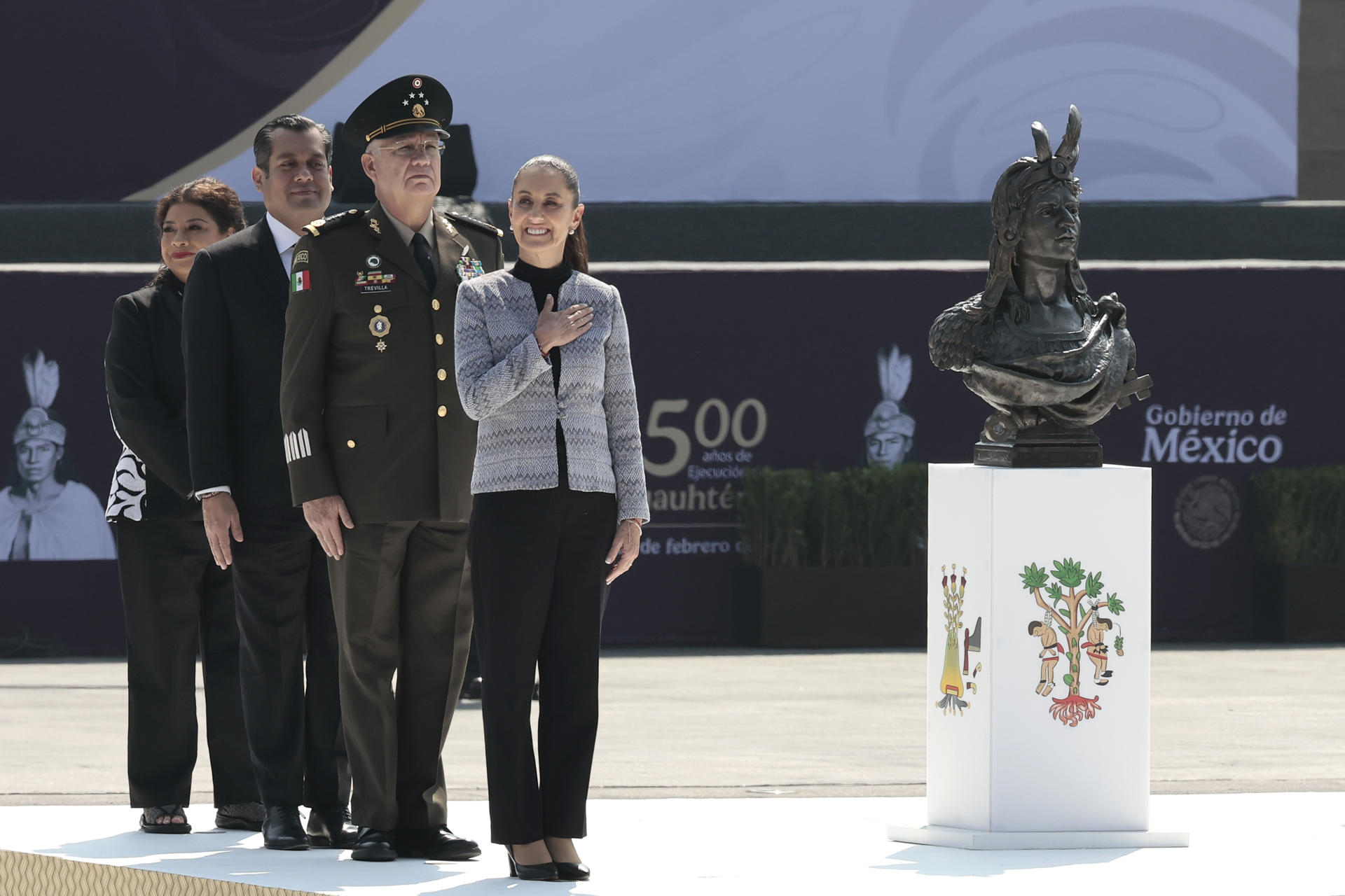 La presidenta de México, Claudia Sheinbaum, participa en la conmemoración de los 500 años de la ejecución de Cuauhtémoc, último emperador azteca, este viernes, en la Plaza de la Constitución en Ciudad de México (México). EFE/ José Méndez
