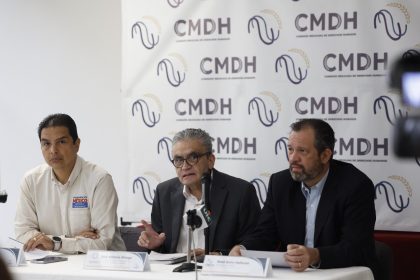 El representante de Misión Rescate, Horacio Rodríguez (i), el presidente del Consejo Ciudadano para la Seguridad Pública y la Justicia, José Antonio Ortega (c), y el presidente de la Comisión Mexicana de Derechos Humanos, René Bolio Halloran, participan en una rueda de prensa este miércoles, en Ciudad de México (México). EFE/ Sáshenka Gutierrez