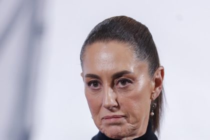 La presidenta de México, Claudia Sheinbaum, habla durante una rueda de prensa este jueves, en el Palacio Nacional en Ciudad de México (México). EFE/Isaac Esquivel