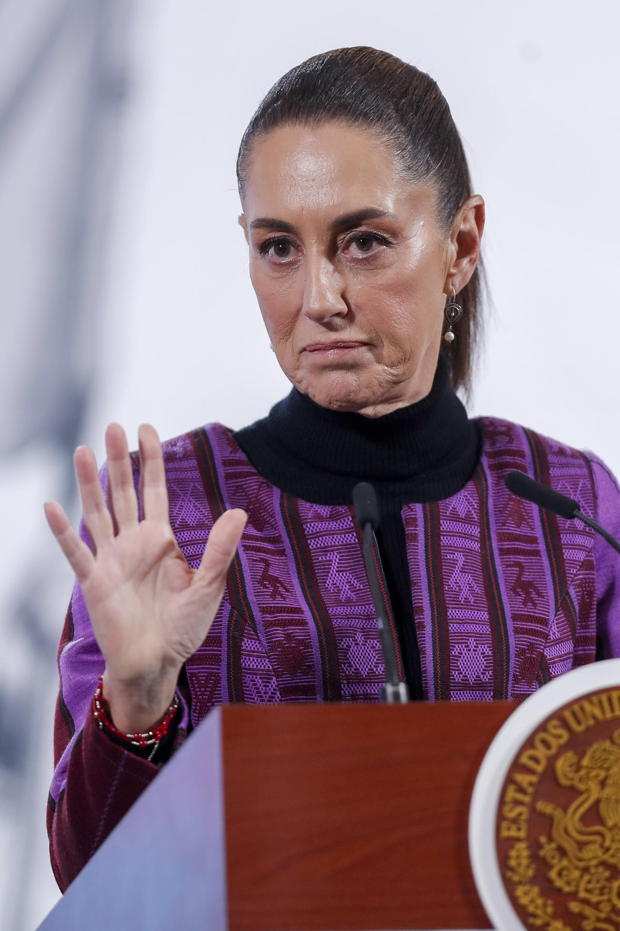 La presidenta de México, Claudia Sheinbaum, habla durante una rueda de prensa este jueves, en el Palacio Nacional en Ciudad de México (México). EFE/Isaac Esquivel