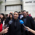 El reguetonero puertorriqueño Daddy Yankee, habla con medios de comunicación a su salida de una audiencia en San Juan (Puerto Rico). Imagen de archivo. EFE/Thais Llorca