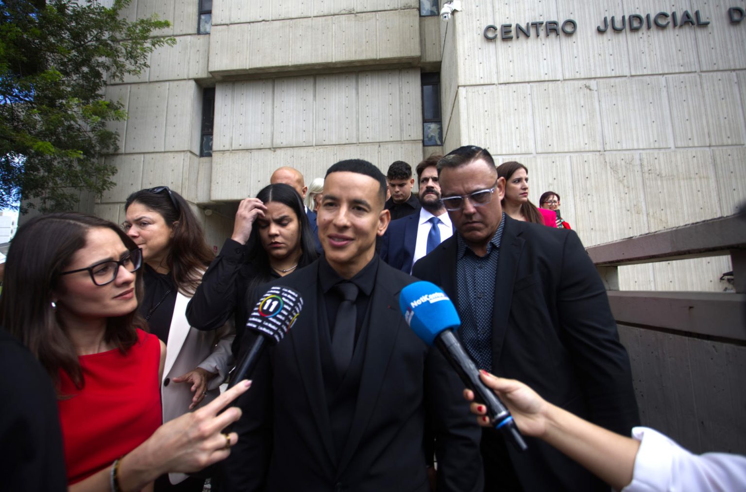 El reguetonero puertorriqueño Daddy Yankee, habla con medios de comunicación a su salida de una audiencia en San Juan (Puerto Rico). Imagen de archivo. EFE/Thais Llorca