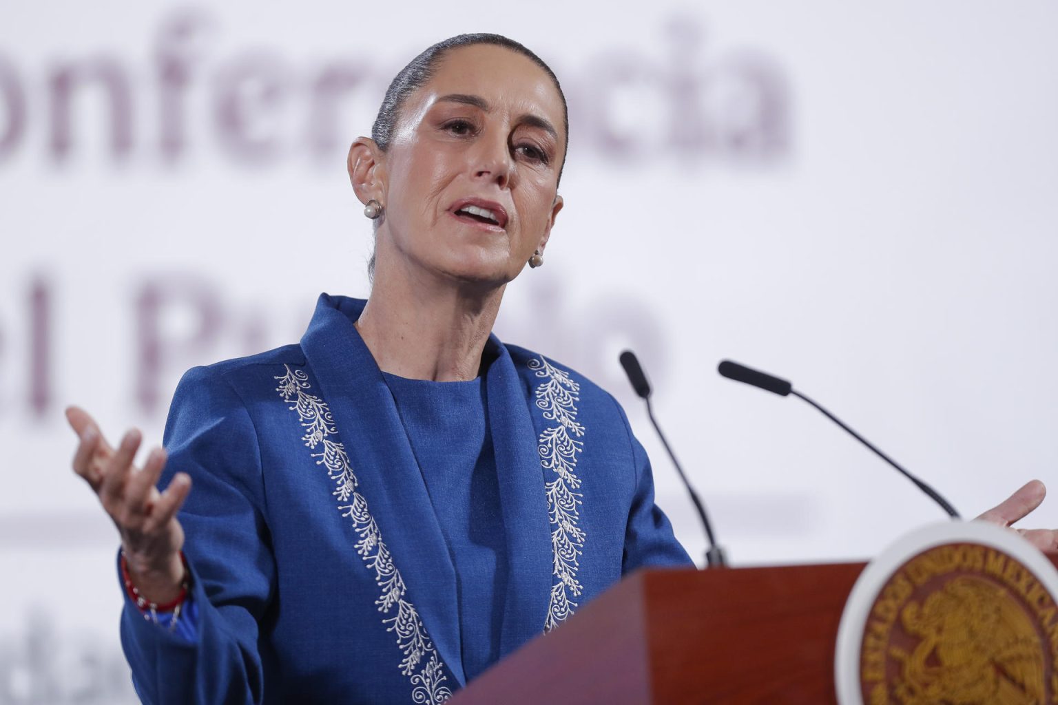 La presidenta de México, Claudia Sheinbaum, habla en una rueda de prensa este miércoles, en el Palacio Nacional, en Ciudad de México (México). EFE/ Isaac Esquivel