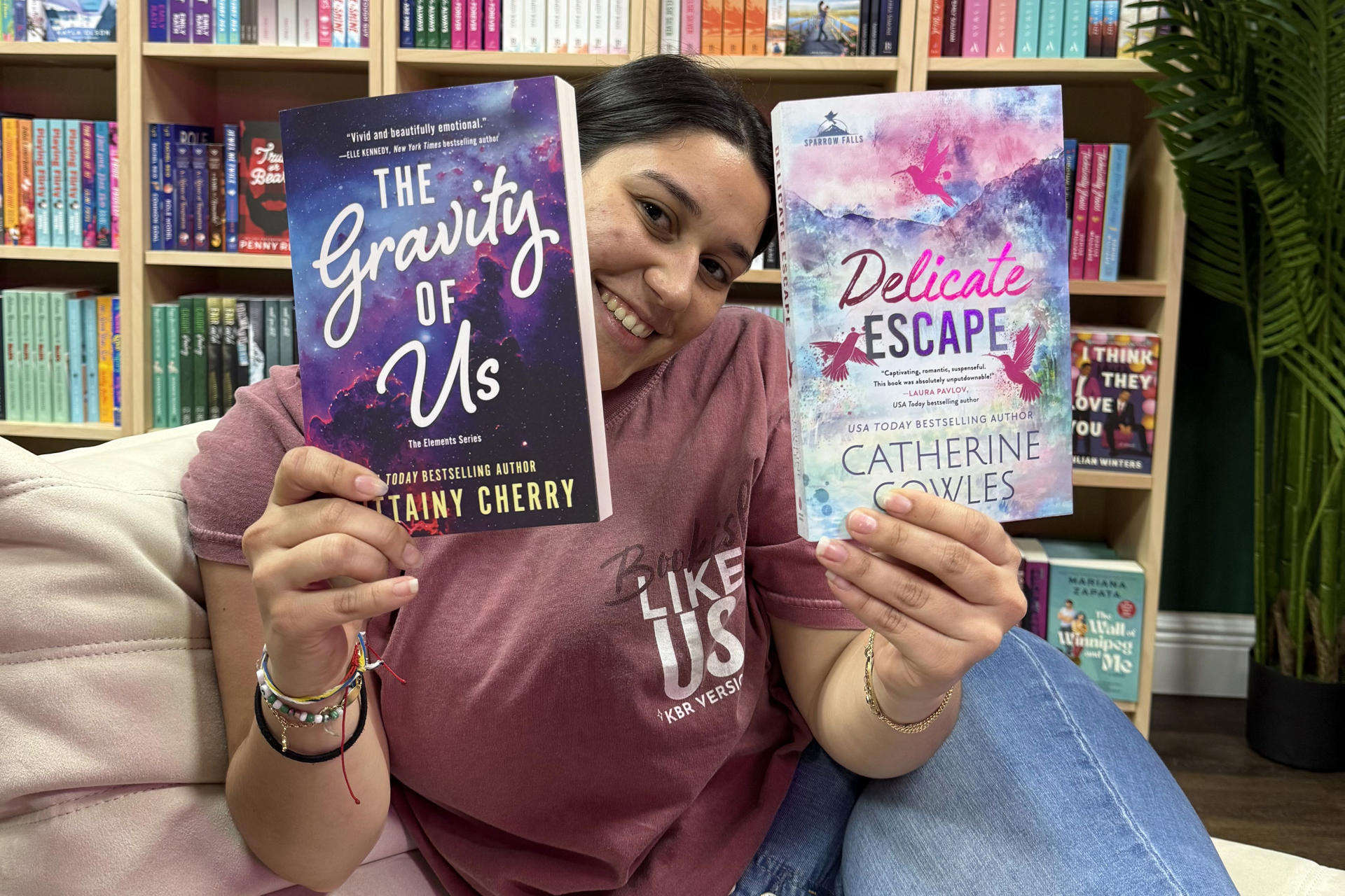 Fotografía del 13 de febrero de 2025 de Alyssa Rojas posando durante una entrevista con EFE en la librería romance Steamy Lit, en Miami (Florida). EFE/ Alicia Civita
