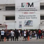 Migrantes, en su mayoría venezolanos, hacen fila en una estación migratoria este sábado en el municipio de Tuxtla Gutiérrez (México). EFE/ Carlos López