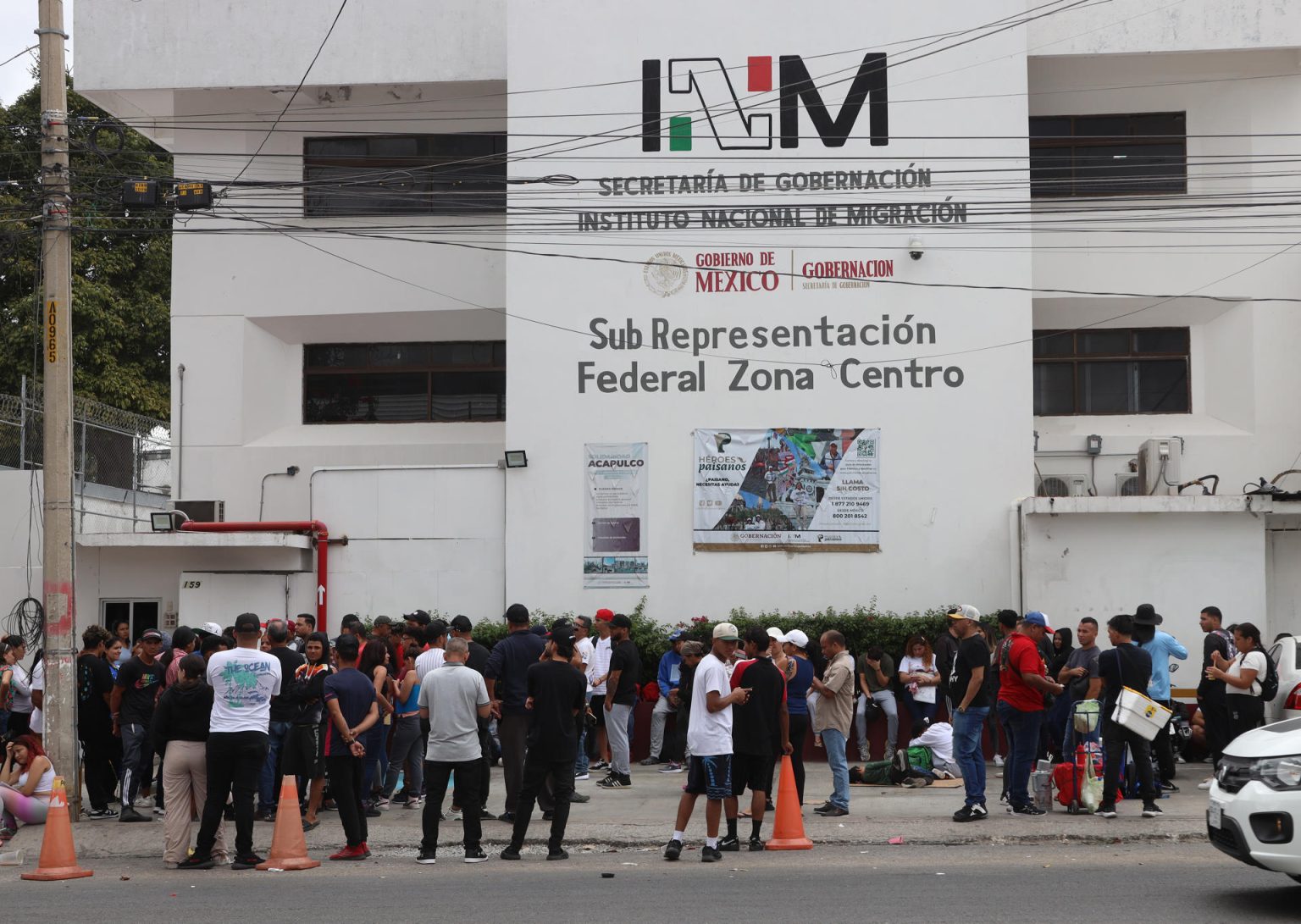 Migrantes, en su mayoría venezolanos, hacen fila en una estación migratoria este sábado en el municipio de Tuxtla Gutiérrez (México). EFE/ Carlos López