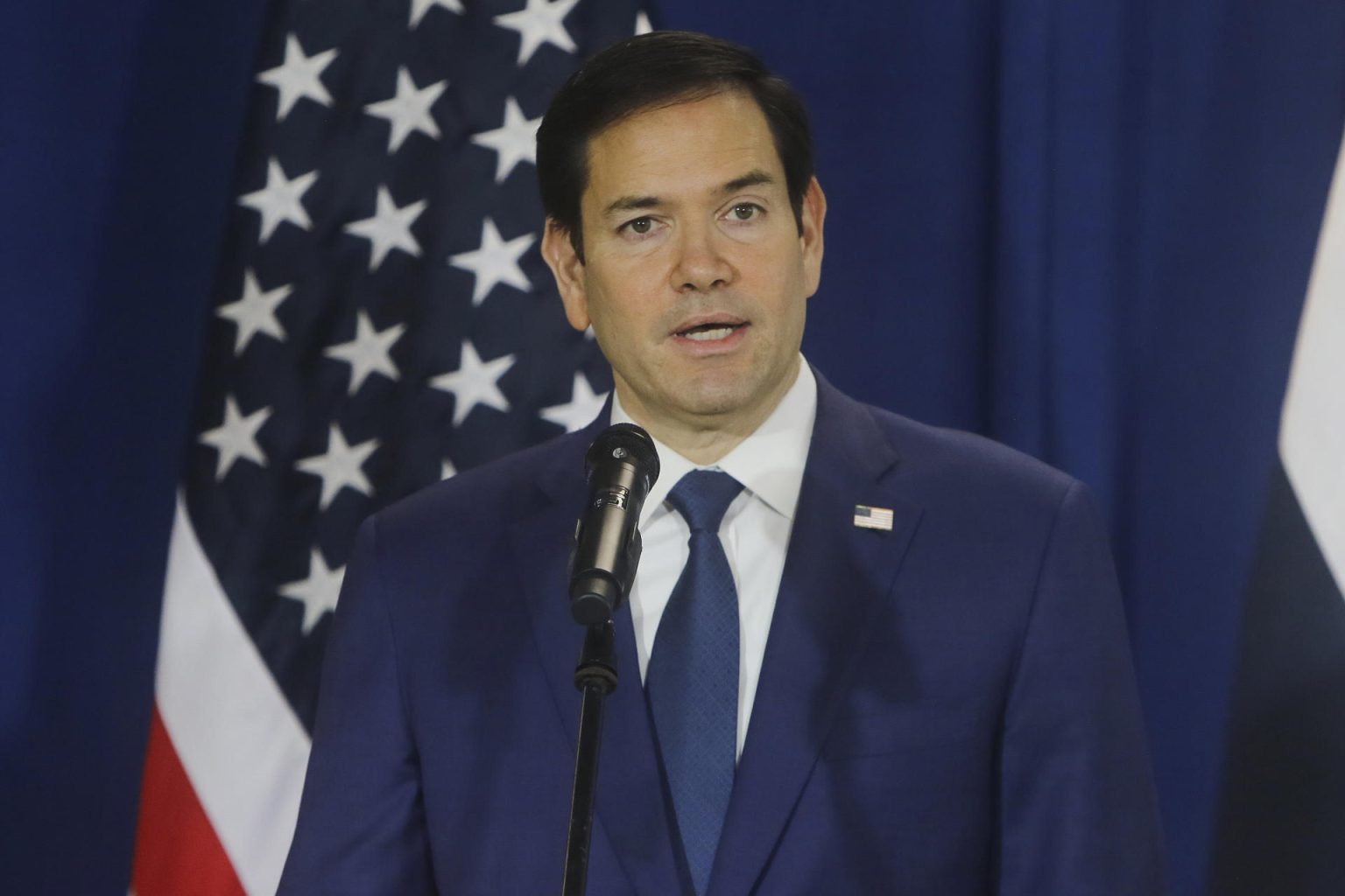 El secretario de Estado de Estados Unidos, Marco Rubio, ofrece una declaración luego de la salida de un vuelo de deportación de migrantes desde Panamá hacia Colombia este lunes, en el Aeropuerto Internacional Marcos A. Gelabert en la Ciudad de Panamá (Panamá). EFE/ Carlos Lemos