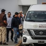 Migrantes deportados ayer, suben a camionetas del Instituto Nacional de Migración (INM), para ser trasladados a albergues en el puerto fronterizo de El Chaparral, en Tijuana (México). EFE/ Joebeth Terríquez