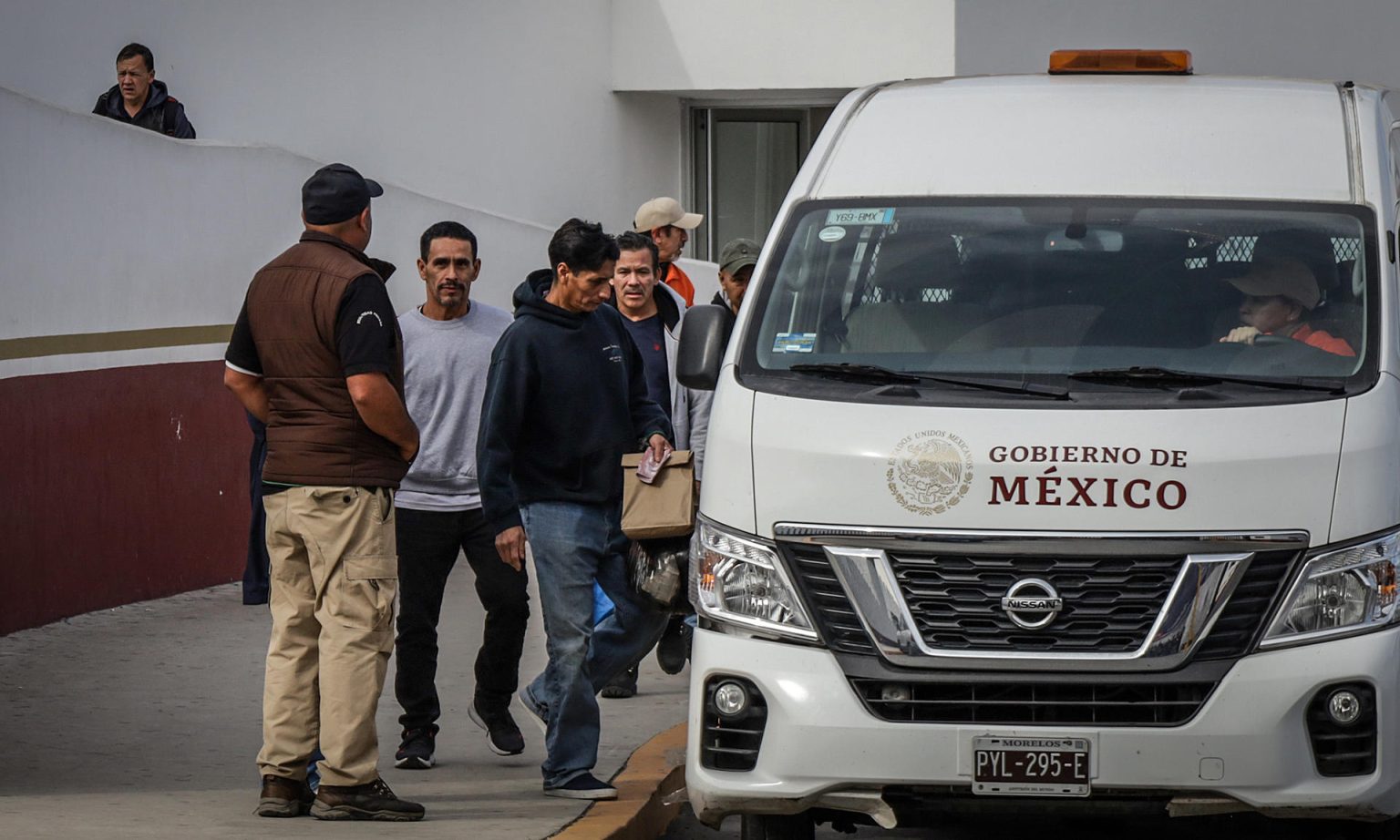 Migrantes deportados ayer, suben a camionetas del Instituto Nacional de Migración (INM), para ser trasladados a albergues en el puerto fronterizo de El Chaparral, en Tijuana (México). EFE/ Joebeth Terríquez