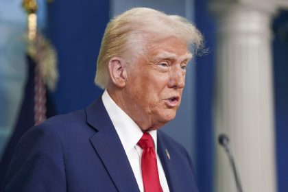 Fotografía del 30 de enero de 2025 del presidente de Estados Unidos, Donald Trump, hablando durante una rueda de prensa en la Casa Blanca en Washinhgton (Estados Unidos). EFE/ EPA/ Will Oliver