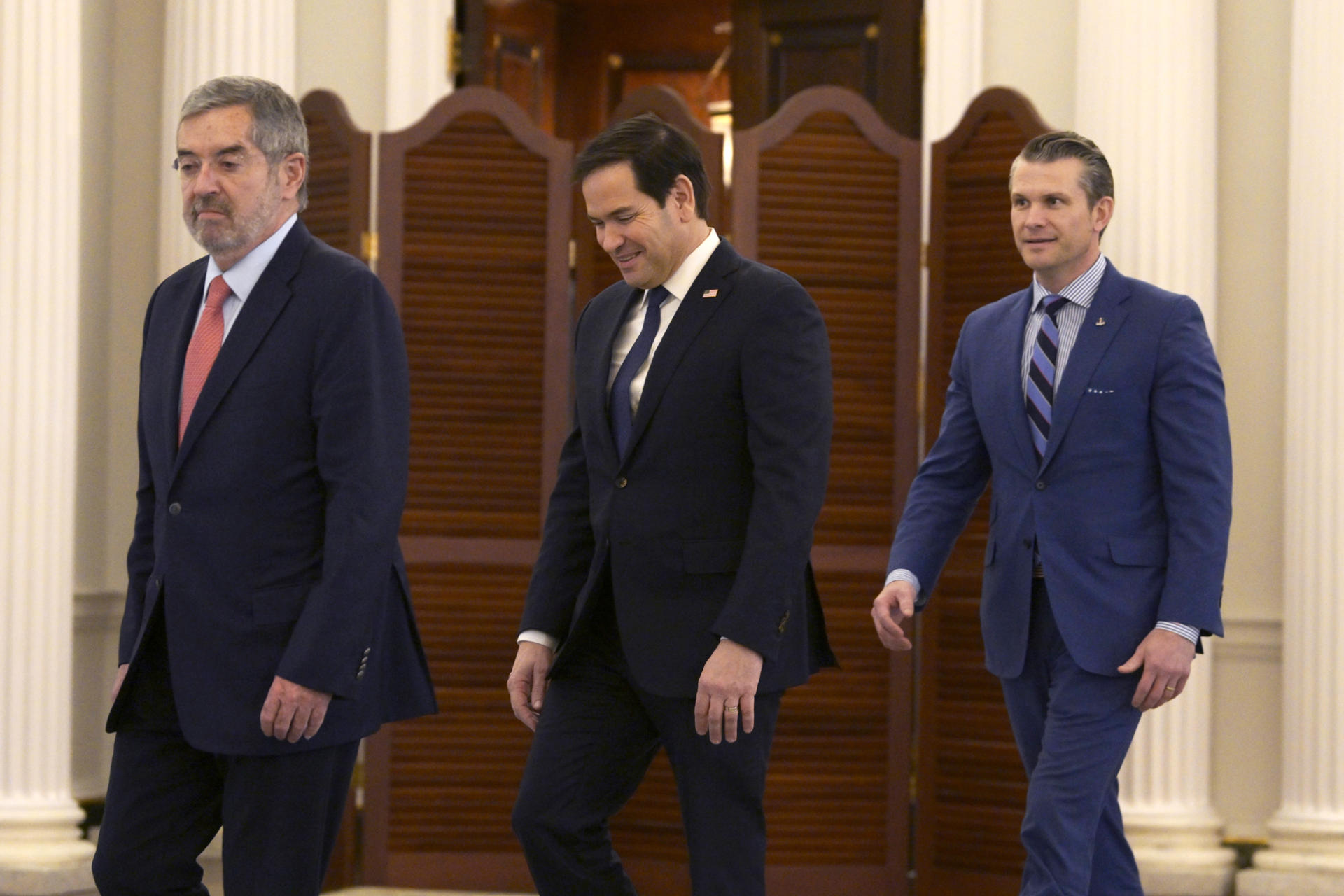 Desde la izquierda, el secretario de Relaciones Exteriores de México, Juan Ramón de la Fuente; el secretario de Estado de Estados Unidos, Marco Rubio, y el secretario de Defensa de Estados Unidos, Pete Hegseth, caminan durante una reunión este jueves, en la sede del Departamento de Estado en Washington (EE.UU.). EFE/ Lenin Nolly
