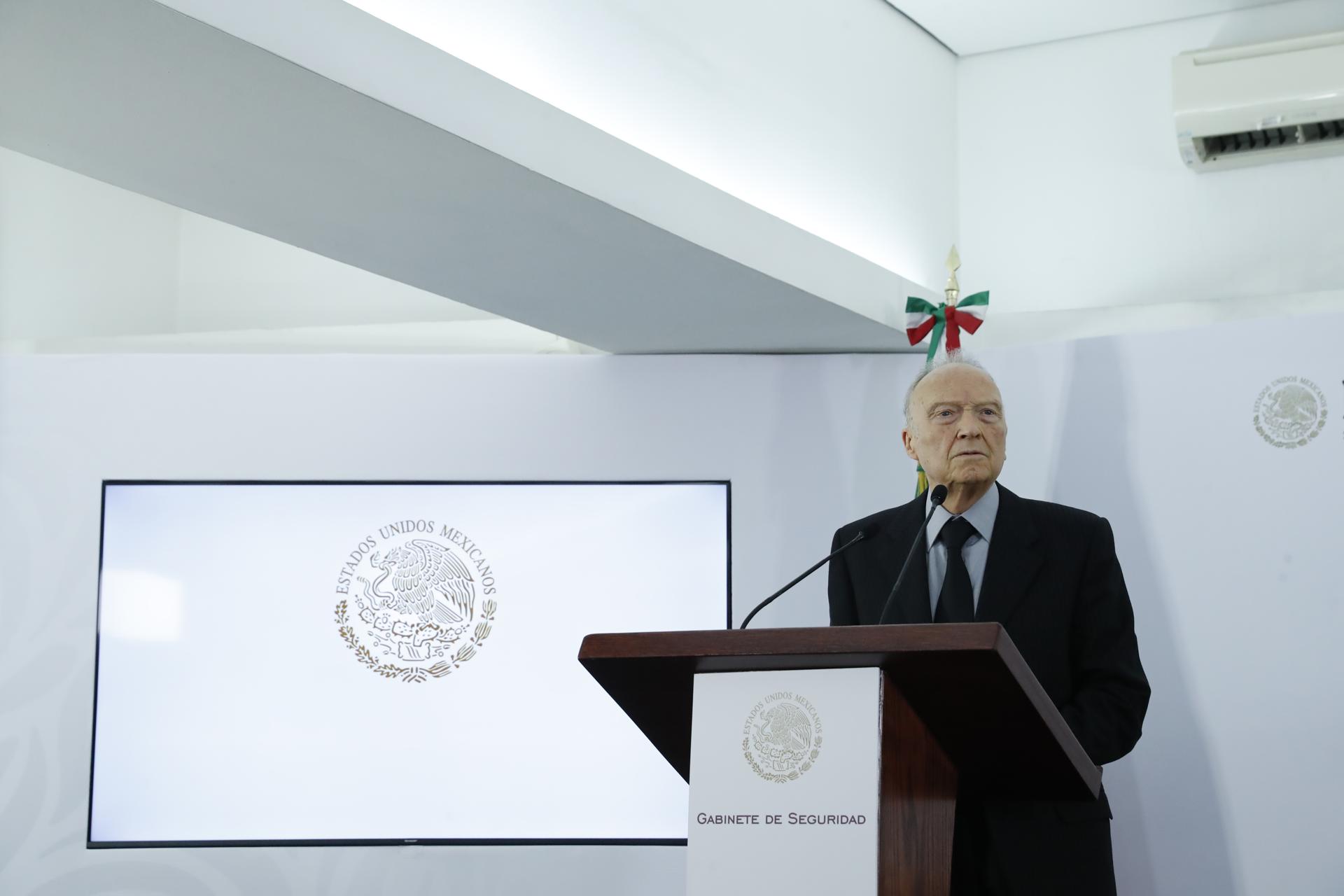 El fiscal general de México, Alejandro Gertz Manero, habla durante una rueda de prensa este viernes, en Ciudad de México (México). EFE/ Mario Guzmán
