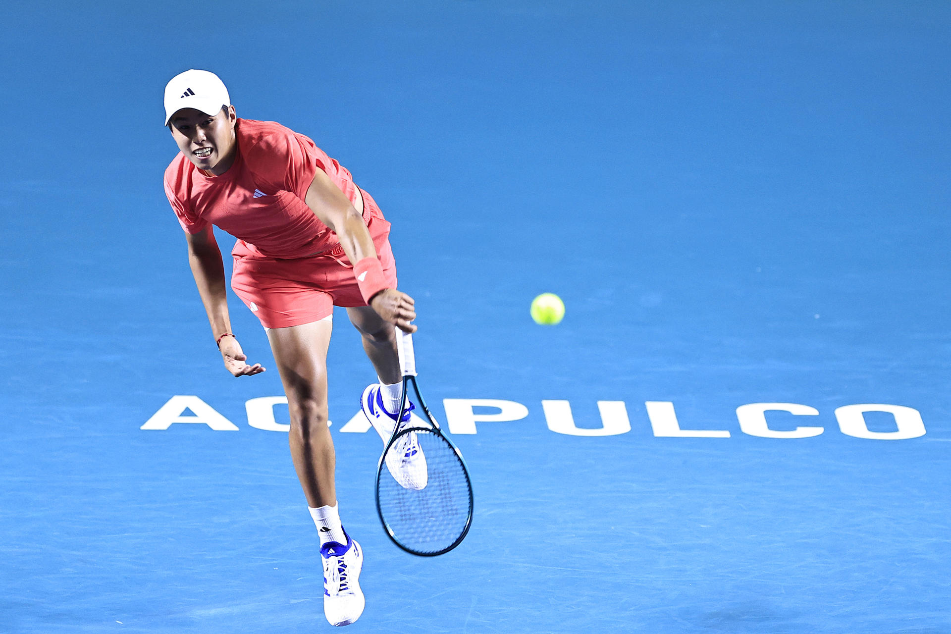 El tenista estadounidense Learner Tien devuelve una pelota al alemán Alexander Zverev este miércoles, durante el Abierto Mexicano de Tenis, en Acapulco (México). EFE/ David Guzmán
