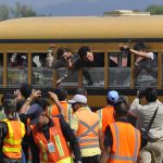 Imagen de archivo de personas deportadas que son transportadas en un bus a su llegadaa la base aérea Armando Escalon ubicada en San Pedro Sula (Honduras). EFE/Jose Valle