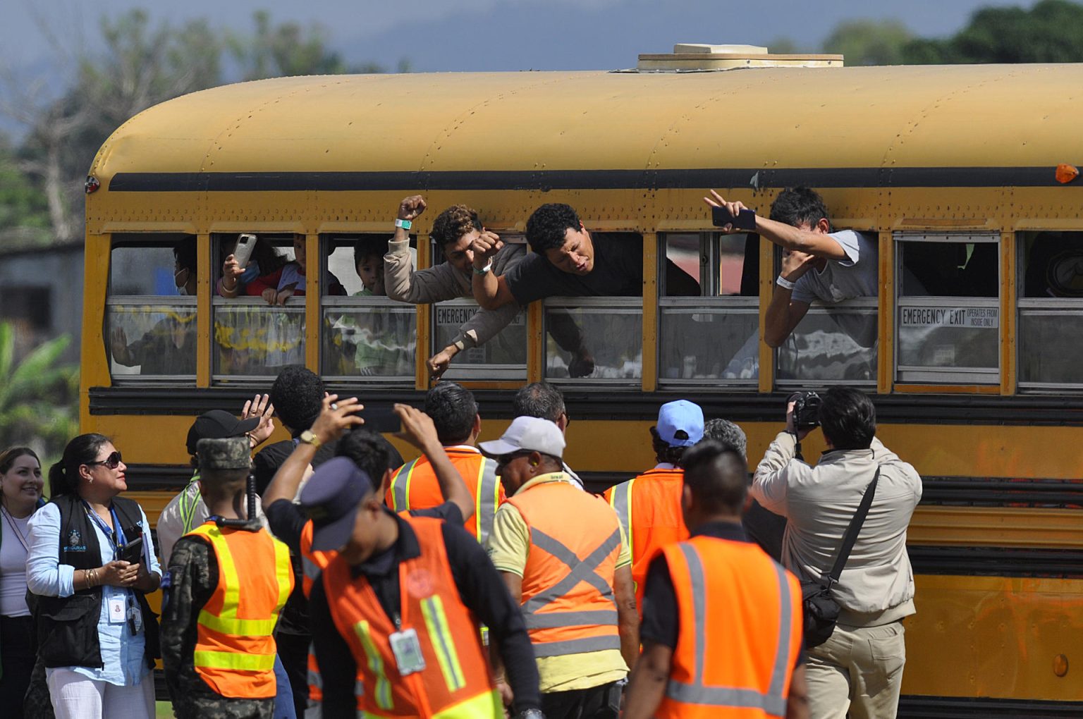 Imagen de archivo de personas deportadas que son transportadas en un bus a su llegadaa la base aérea Armando Escalon ubicada en San Pedro Sula (Honduras). EFE/Jose Valle