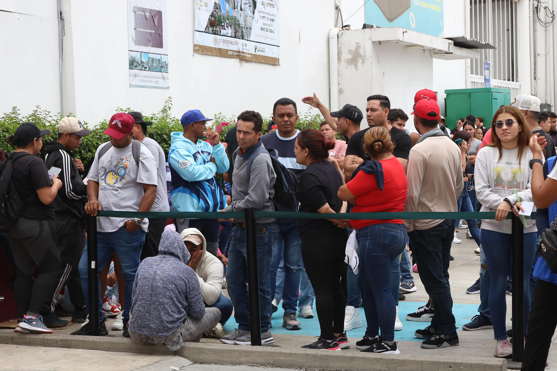 Migrantes, en su mayoría venezolanos, hacen fila en una estación migratoria este sábado en el municipio de Tuxtla Gutiérrez (México). EFE/ Carlos López
