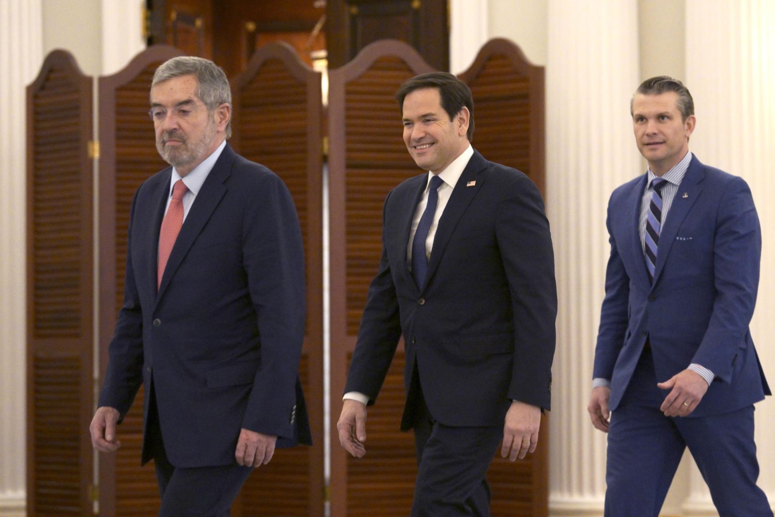 Desde la izquierda, el secretario de Relaciones Exteriores de México, Juan Ramón de la Fuente; el secretario de Estado de Estados Unidos, Marco Rubio, y el secretario de Defensa de Estados Unidos, Pete Hegseth, caminan durante una reunión este jueves, en la sede del Departamento de Estado en Washington (EE.UU.). EFE/ Lenin Nolly