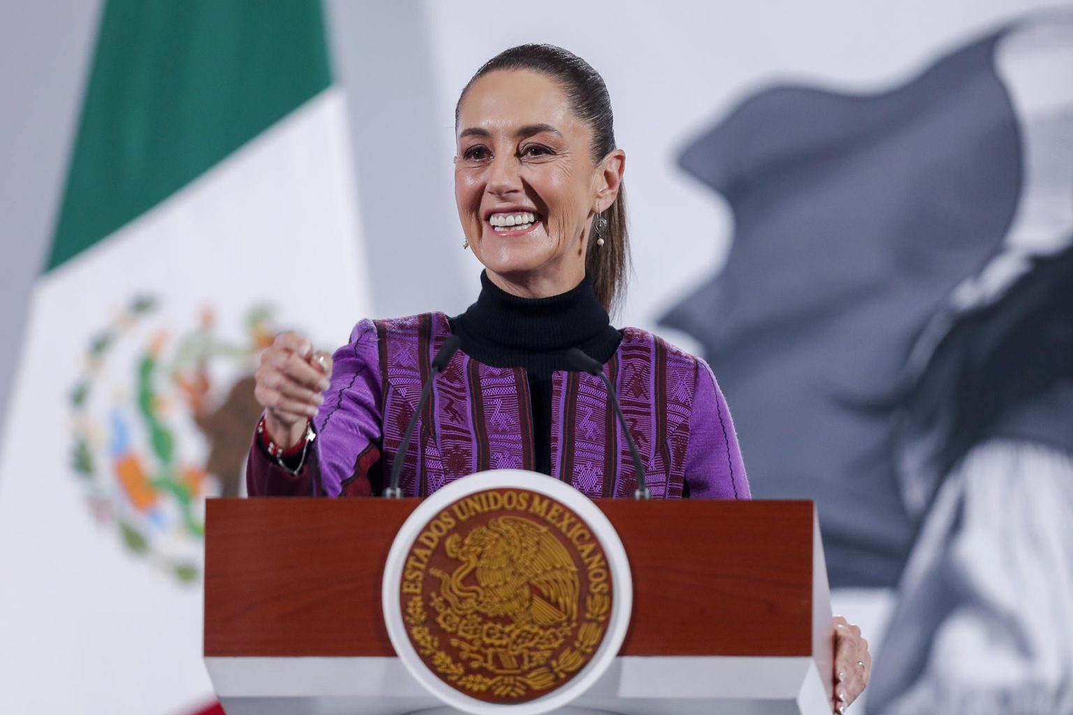 La presidenta de México, Claudia Sheinbaum, habla durante una rueda de prensa este jueves, en Palacio Nacional de la Ciudad de México (México). EFE/ Isaac Esquivel