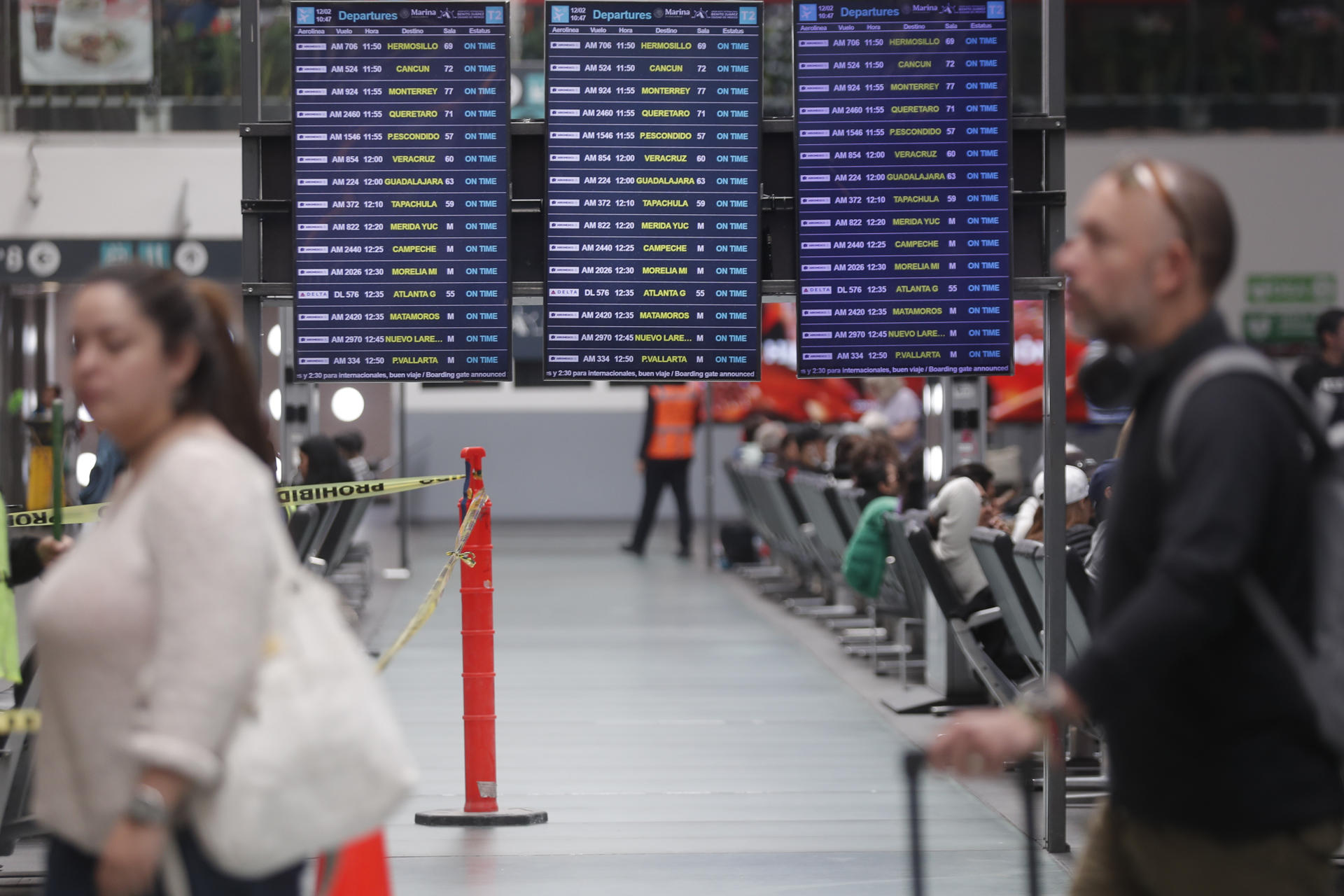 Fotografía de un tablero de horarios de vuelos en el Aeropuerto Internacional de la Ciudad de México, este miércoles en Ciudad de México (México). EFE/ Isaac Esquivel
