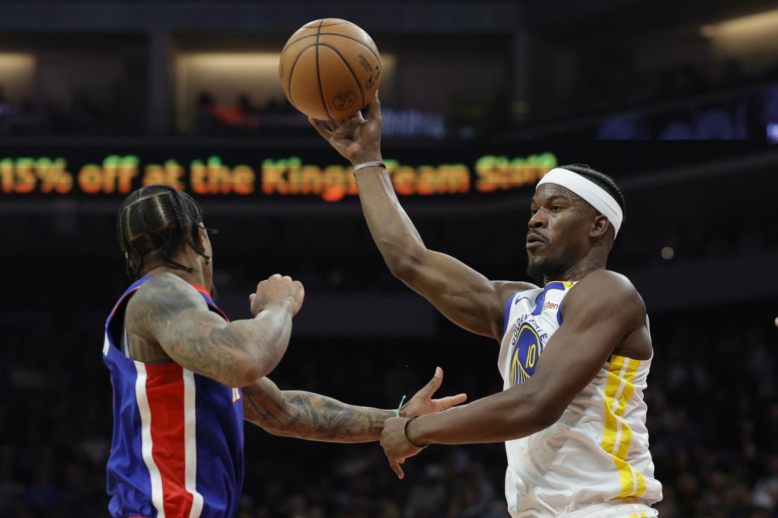 El ala-pívot de los Golden State Warriors Jimmy Butler III (D) pasa el balón mientras el ala-pívot de los Sacramento Kings DeMar DeRozan (I) le defiende. EFE/EPA/JOHN G. MABANGLO