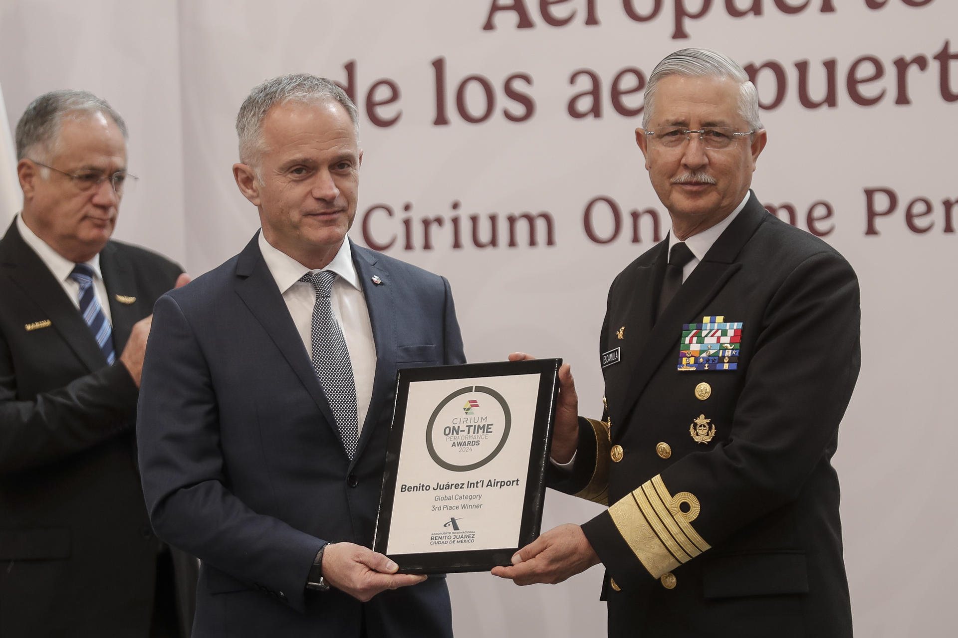 El director de Cirium, Jeremy Bowen (i), y el oficial mayor de la Marina, almirante Francisco Guillermo Escamilla, posan durante la ceremonia de entrega de reconocimiento al Aeropuerto Internacional de la Ciudad de México como uno de los más puntuales del mundo, este miércoles en Ciudad de México (México). EFE/ Isaac Esquivel
