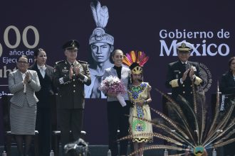 La presidenta de México, Claudia Sheinbaum, participa en la conmemoración de los 500 años de la ejecución de Cuauhtémoc, último emperador azteca, este viernes, en la Plaza de la Constitución en Ciudad de México (México). EFE/ José Méndez