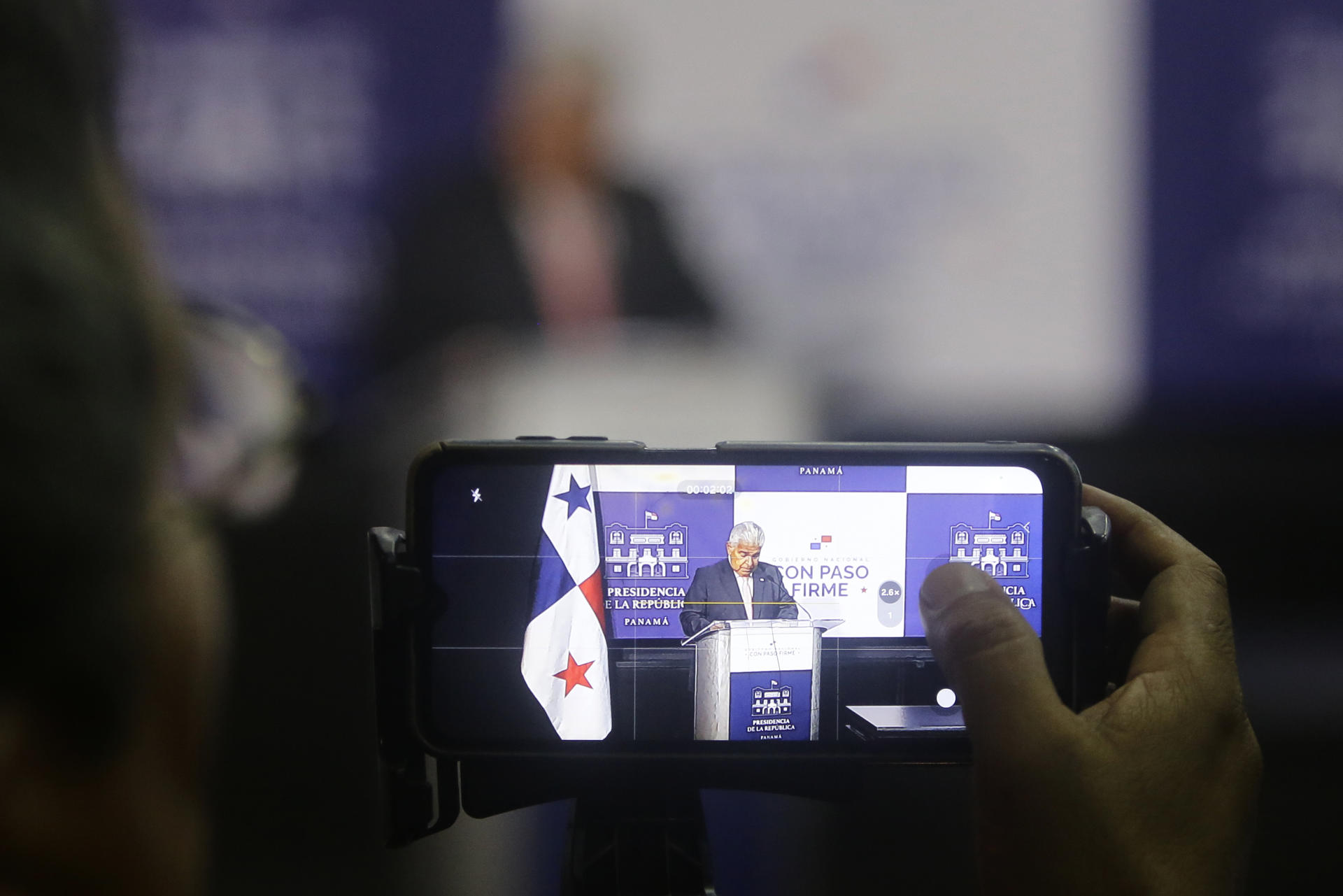 Fotografía que muestra un teléfono con la imagen del presidente de Panamá José Raúl Mulino, hablando durante una conferencia de prensa este jueves en Ciudad de Panamá (Panamá). EFE/Carlos Lemos
