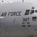 Imagen de archivo de un avión militar estadounidense que transporta un grupo de migrantes hondureños deportados, llegando a la base aérea Armando Escalon ubicada en San Pedro Sula (Honduras). EFE/Jose Valle