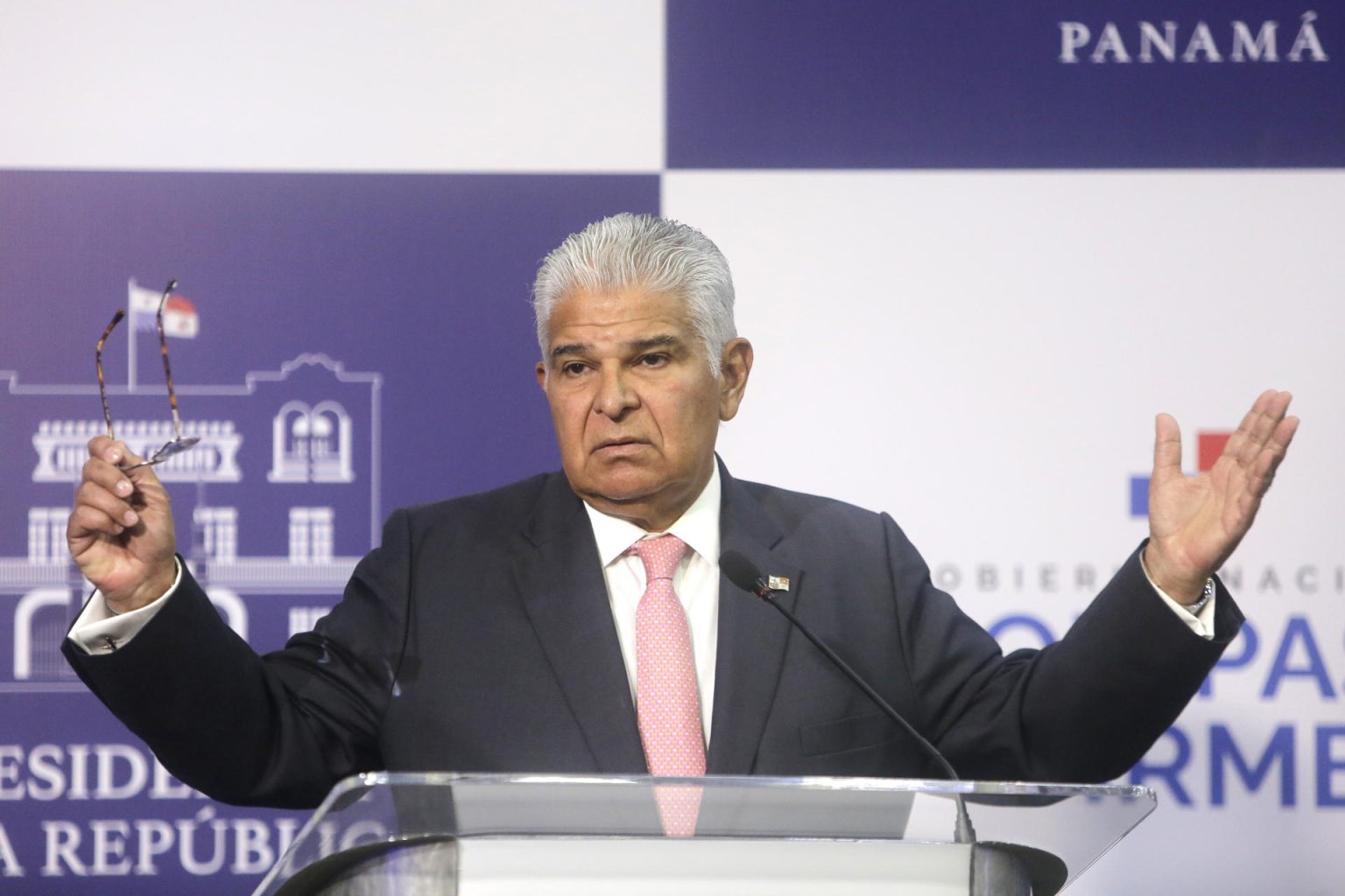 El presidente de Panamá José Raúl Mulino, habla durante una conferencia de prensa este jueves en Ciudad de Panamá (Panamá). EFE/Carlos Lemos