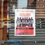 Fotografía de un cartel que anuncia el cierre de un comercio en protesta por el 'Día sin inmigrantes', colgado el lunes en la fachada de un local en Nueva York (EE.UU). EFE/Ruth E. Hernández