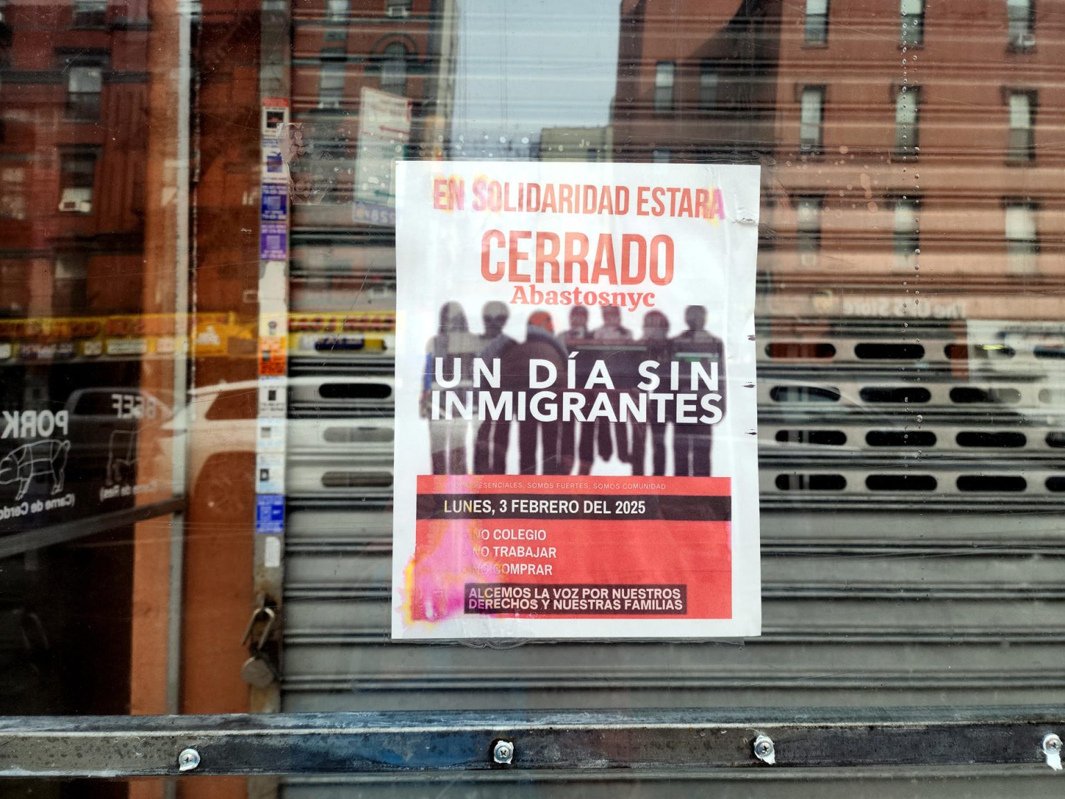 Fotografía de un cartel que anuncia el cierre de un comercio en protesta por el 'Día sin inmigrantes', colgado el lunes en la fachada de un local en Nueva York (EE.UU). EFE/Ruth E. Hernández