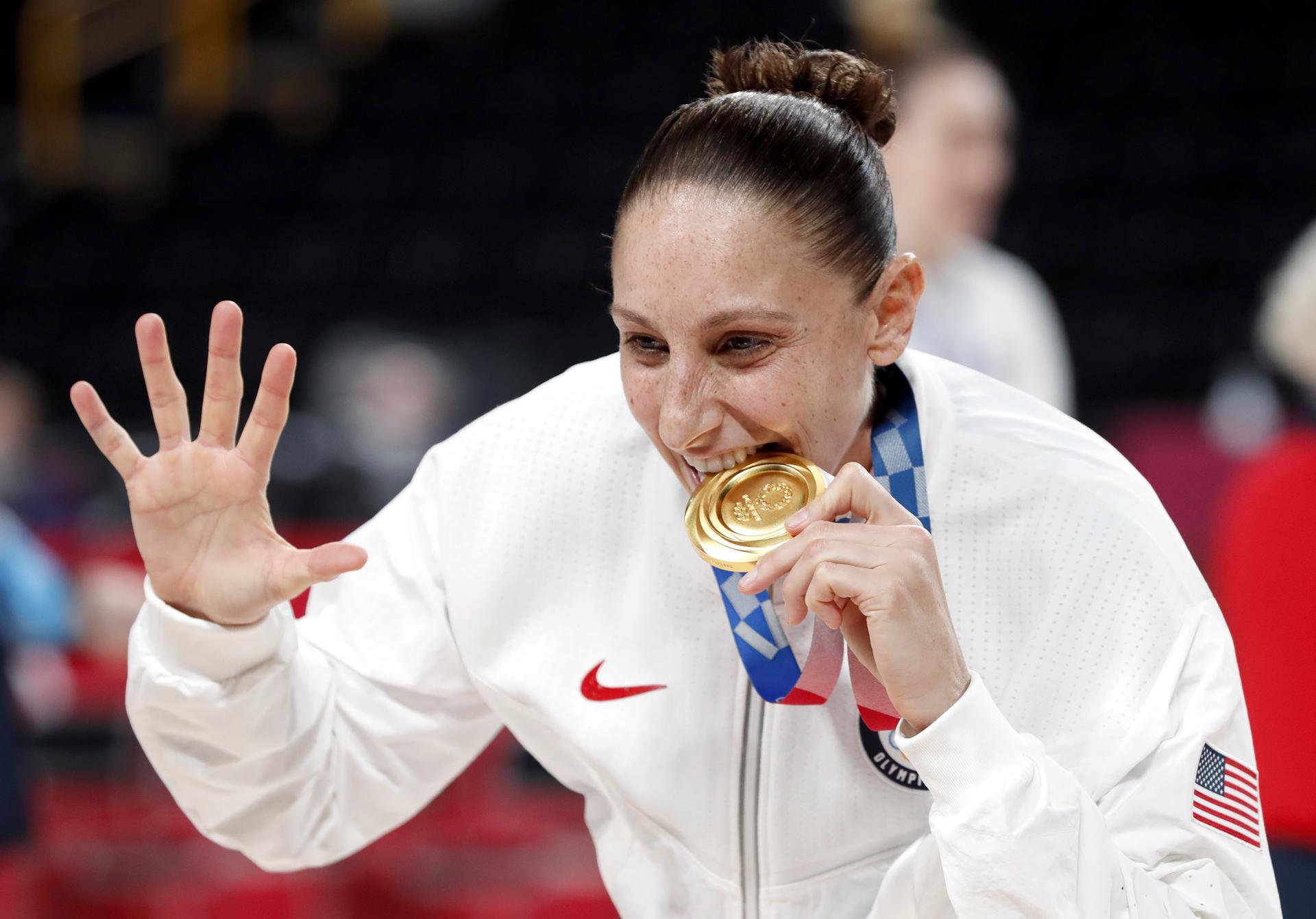 Diana Taurasi luce su medalla de oro del baloncesto femenino de los Olímpicos de Tokio 2020 que ganó con Estados Unidos. EFE/EPA/KIYOSHI OTA
