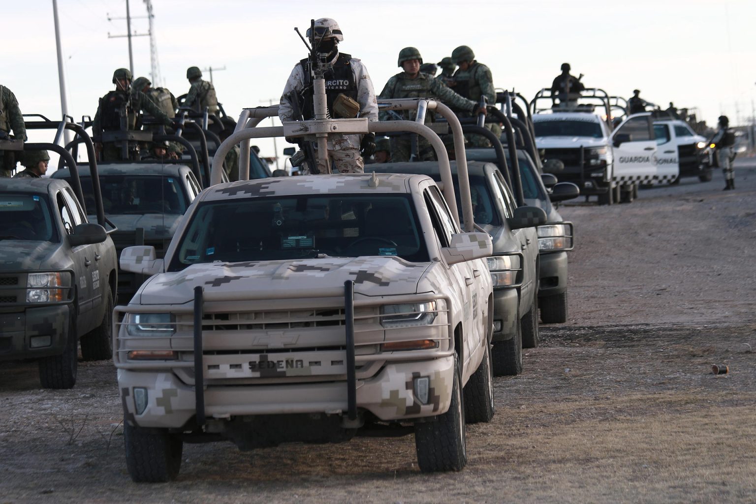 Fotografía de archivo de soldados del Ejército mexicano y de la Guardia Nacional (GN) patrullando en Ciudad Juárez (México). EFE/ Luis Torres