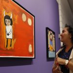 Una mujer observa piezas de la exposición 'Recolectoras: Violeta Parra y Mon Laferte' este martes, en el Museo de las Artes (MUSA) de Guadalajara en Jalisco (México). EFE/ Francisco Guasco