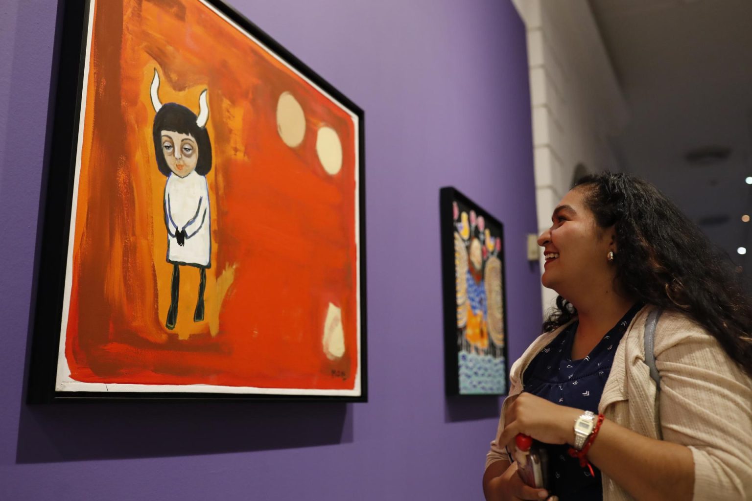 Una mujer observa piezas de la exposición 'Recolectoras: Violeta Parra y Mon Laferte' este martes, en el Museo de las Artes (MUSA) de Guadalajara en Jalisco (México). EFE/ Francisco Guasco