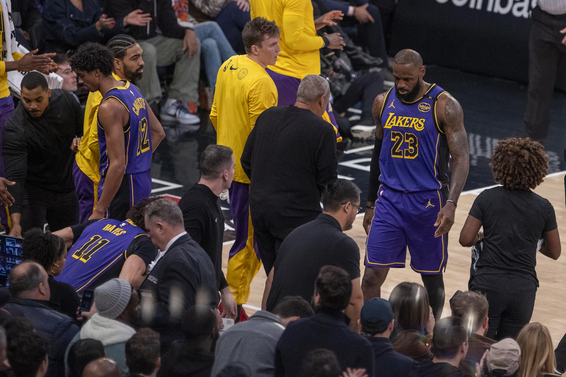 LeBron James (d) aportó este sábado 33 puntos y un triple-doble a la victoria por 112-128 de Los Angeles Lakers por 112-128 sobre los New York Knicks en el Madison Square Garden de Nueva York. EFE/ Ángel Colmenares
