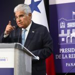 El presidente panameño, José Raúl Mulino, habla en una rueda de prensa tras reunirse con el secretario de Estado de Estados Unidos, Marco Rubio, este domingo en Ciudad de Panamá (Panamá). EFE/ Gabriel Rodríguez