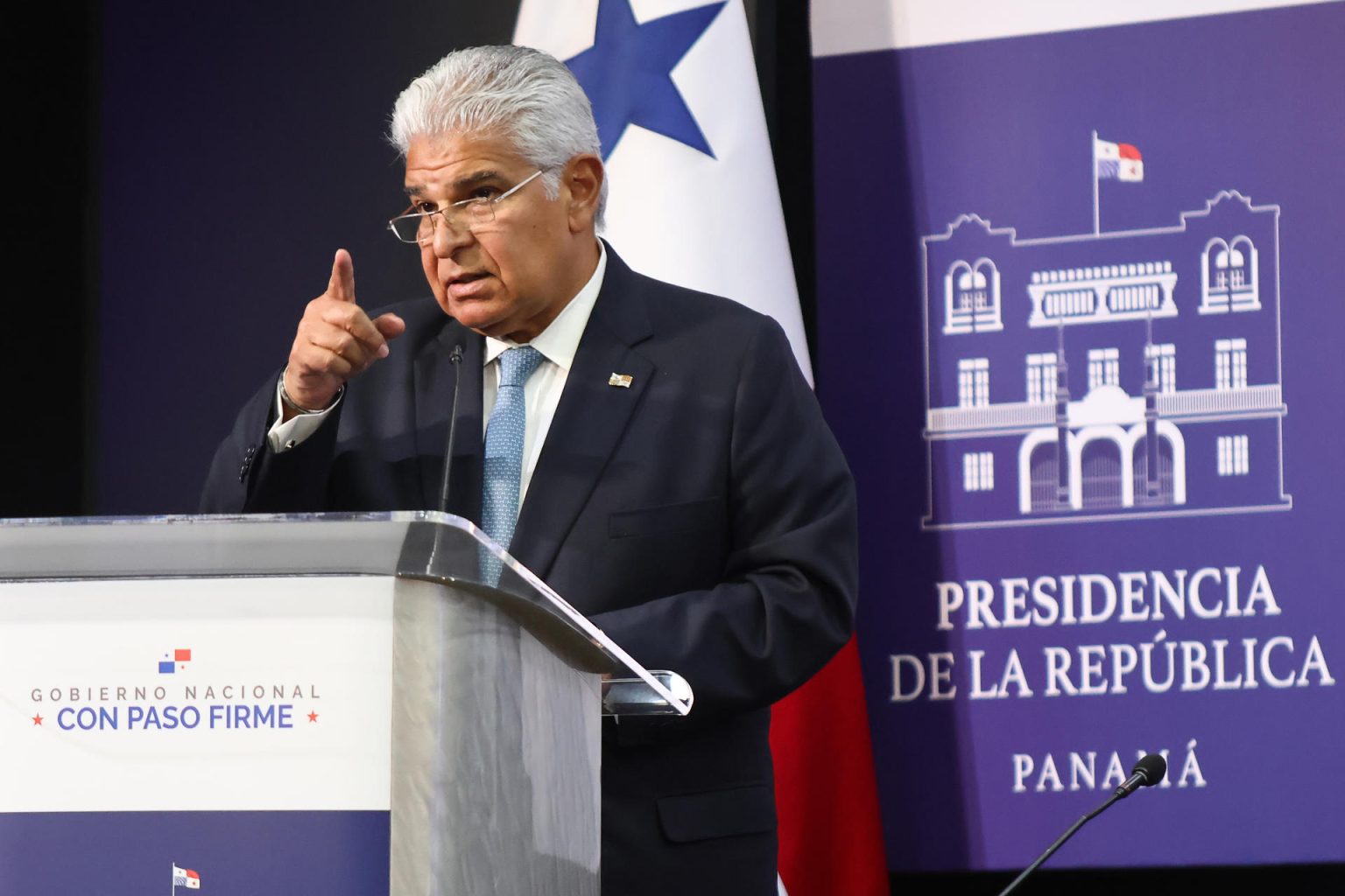 El presidente panameño, José Raúl Mulino, habla en una rueda de prensa tras reunirse con el secretario de Estado de Estados Unidos, Marco Rubio, este domingo en Ciudad de Panamá (Panamá). EFE/ Gabriel Rodríguez