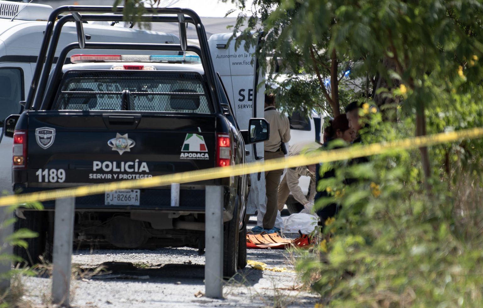 Fotografía de archivo donde aparecen elementos de la policía de Nuevo León en el lugar donde fue encontrada una persona secuestrada. EFE/Miguel Sierra