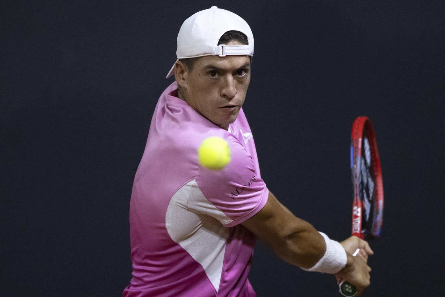 El tenista argentino Sebastián Báez venció a su compatriota Mariano Navone en octavos de final del Abierto de Río. EFE/ Andre Coelho