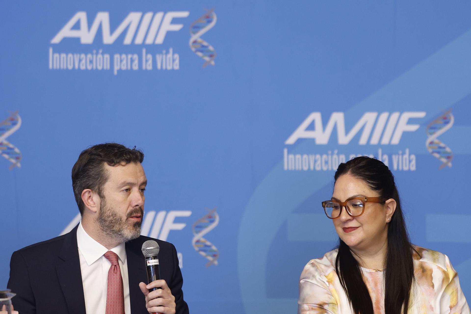 El director ejecutivo de la Asociación Mexicana de Industrias de Investigación Farmacéutica (AMIIF), Larry Rubín (i), habla junto a la directora de comunicación de la asociación mexicana de industrias de investigación farmacéutica Lucía Salcedo, durante una rueda de prensa este jueves, en Ciudad de México (México). EFE/ Sáshenka Gutiérrez
