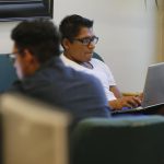 Fotografía de archivo de estudiantes latinos y anglos mientras estudian y hacen sus tareas en la sala multicultural del campus de la universidad Utah Valley en Orem, Utah. EFE/GEORGE FREY