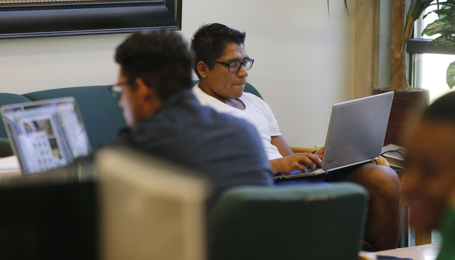 Fotografía de archivo de estudiantes latinos y anglos mientras estudian y hacen sus tareas en la sala multicultural del campus de la universidad Utah Valley en Orem, Utah. EFE/GEORGE FREY