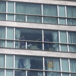 Personas hacen señas desde una ventana del hotel Decápolis en Ciudad de Panamá (Panamá). EFE/ Carlos Lemos