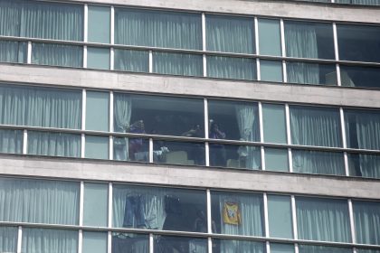 Personas hacen señas desde una ventana del hotel Decápolis en Ciudad de Panamá (Panamá). EFE/ Carlos Lemos