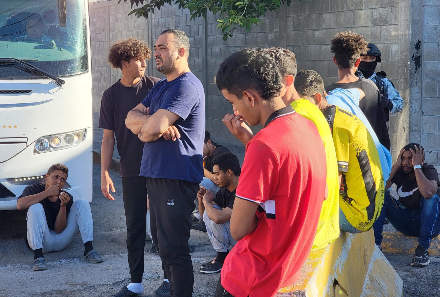 Un grupo de migrantes deportados permanecen al exterior del Instituto Nacional de Migración en Ciudad Juárez, Chihuahua (México). Archivo. EFE/Luis Torres