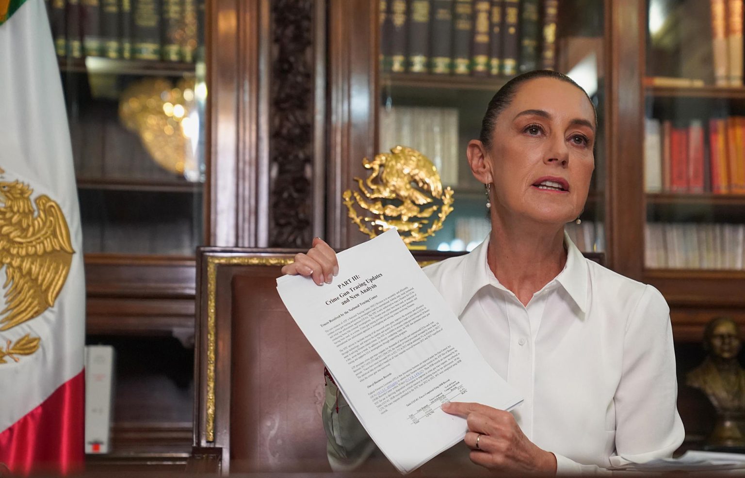 Fotografía de cedida este domingo por la presidencia de México, de la presidenta de México, Claudia Sheinbaum, durante un mensaje en Palacio Nacional de la Ciudad de México (México). EFE/Presidencia de México