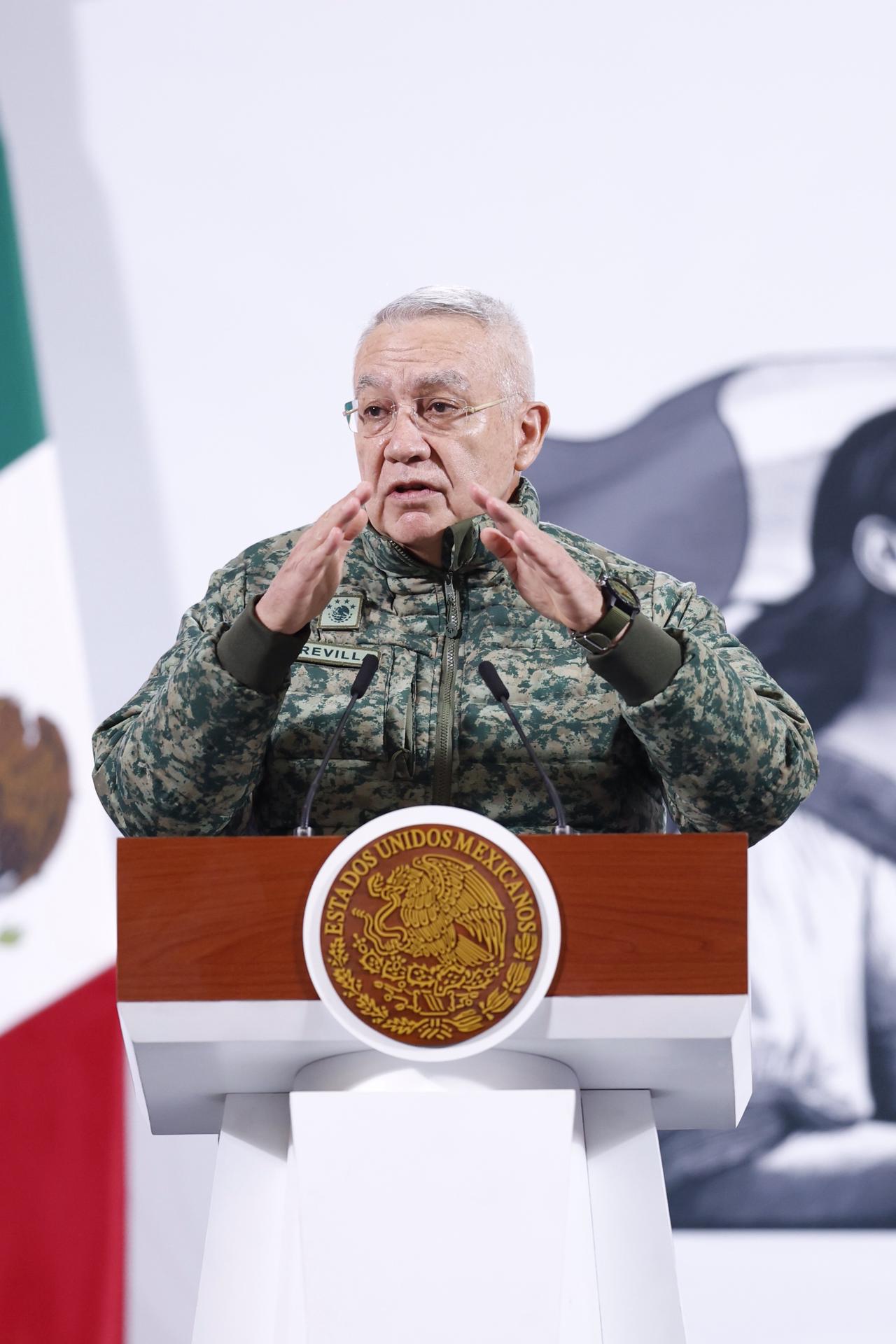 El secretario de la Defensa, Ricardo Trevilla participa este martes en una rueda de prensa de la presidenta de México, Claudia Sheinbaum, en Palacio Nacional en Ciudad de México (México). EFE/Sáshenka Gutiérrez
